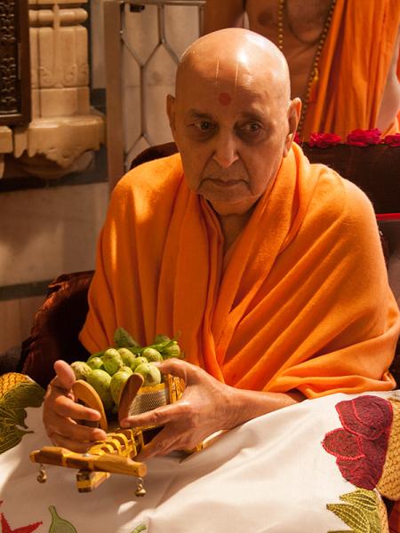  Swamishri sanctifies a cart with vegetables