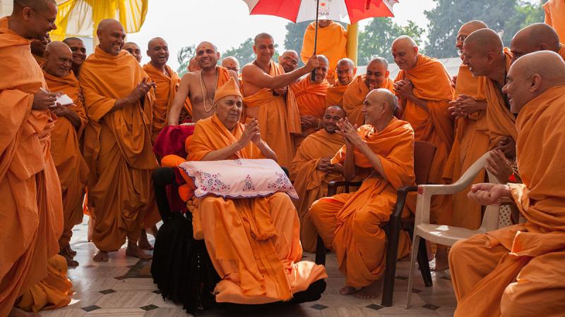  Swamishri greets Pujya Mahant Swami with 'Jai Swaminarayan'