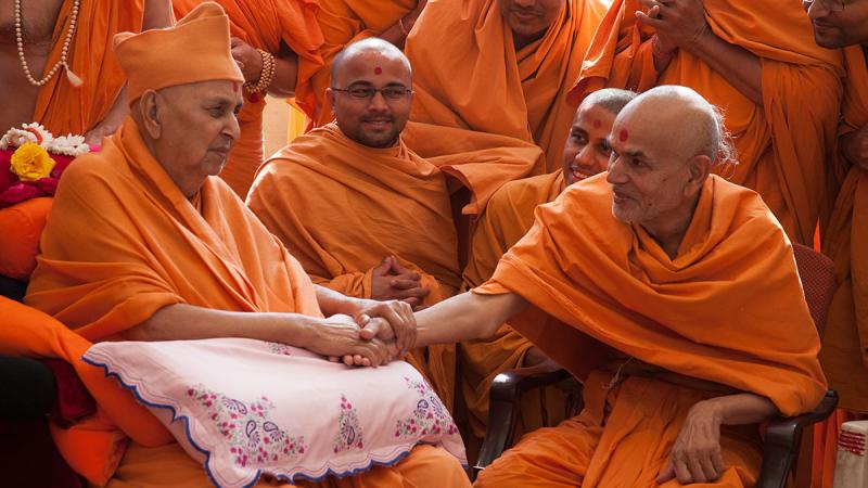  Swamishri blesses Pujya Mahant Swami