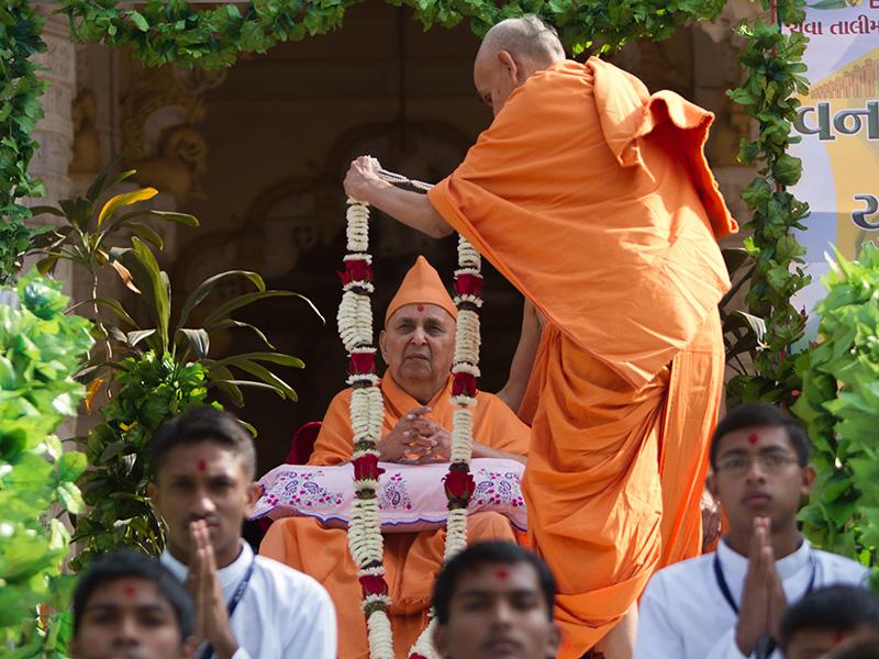  Pujya Mahant honor Swamishri with a garland