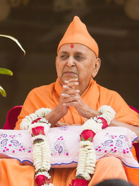  Pujya Mahant honor Swamishri with a garland