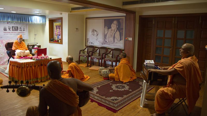  Swamishri performs his morning puja