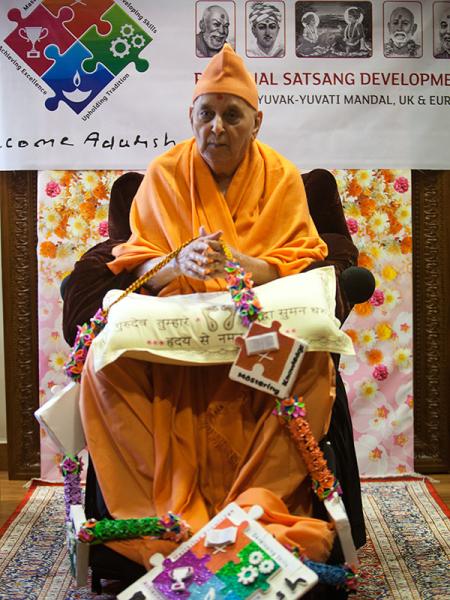  Senior sadhus honor Swamishri with garlands and a shawl