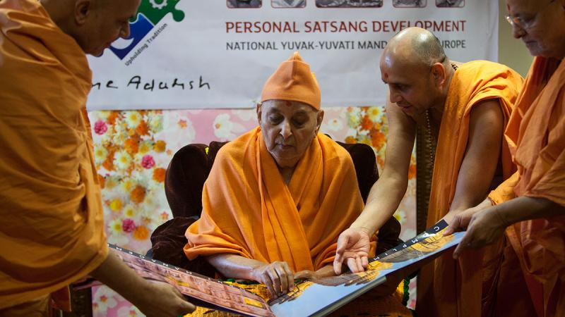  Swamishri sanctifies a photo album