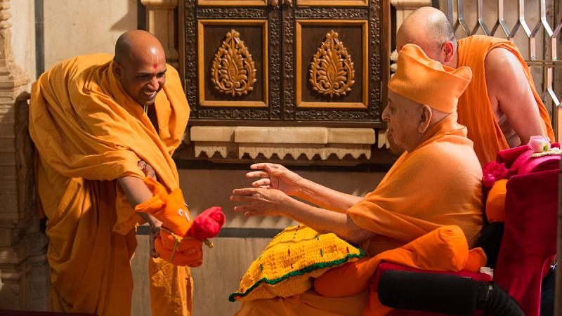  Swamishri sanctifies a ball made of cloth