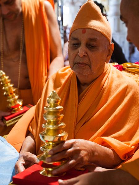  Swamishri sanctifies Kalash mementos