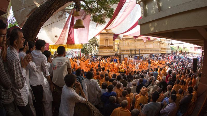  sadhus and devotees doing darshan of Swamishri