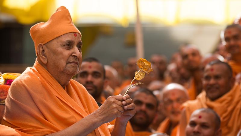  Swamishri greets sadhus with 'Jai Swaminarayan'