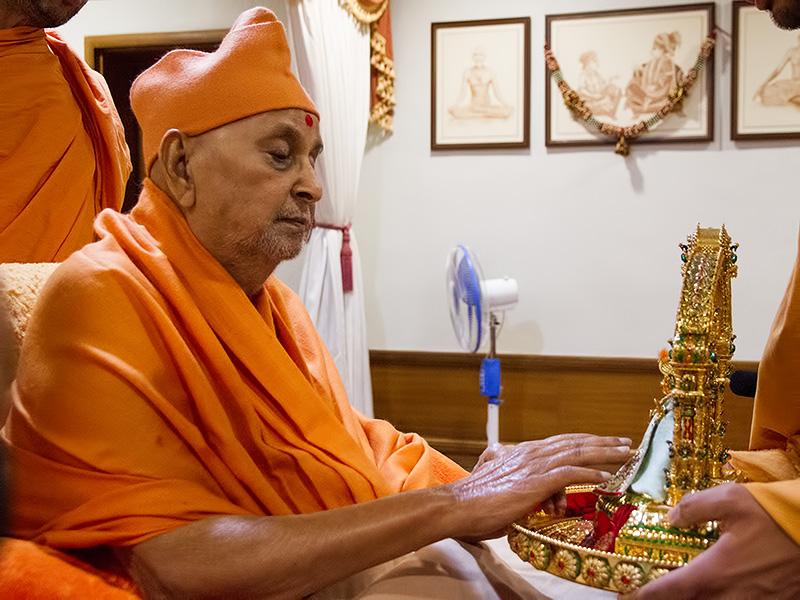  Swamishri engrossed in darshan of Shri Harikrishna Maharaj