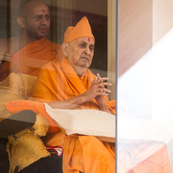  HH Pramukh Swami Maharaj arrives in the gallery at 1.05 pm