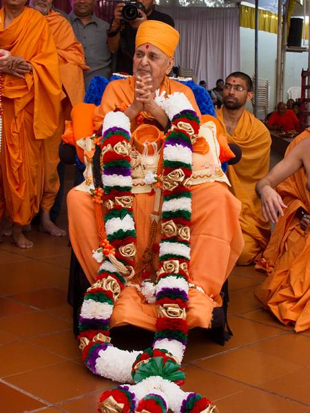Senior sadhus honor Swamishri with garlands