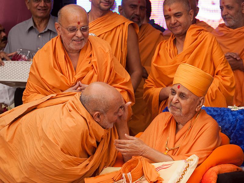 Pujya Viveksagar Swami being blessed by Swamishri
