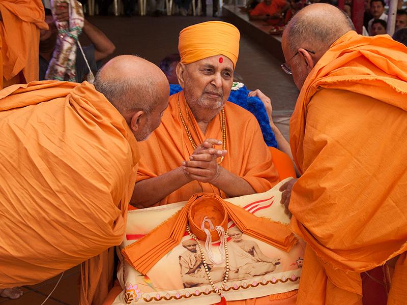 Pujya Viveksagar Swami and Pujya Ishwarcharan Swami being blessed by Swamishri