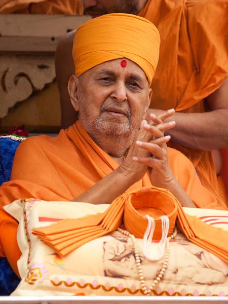 Swamishri bids 'Jai Swaminarayan' to devotees