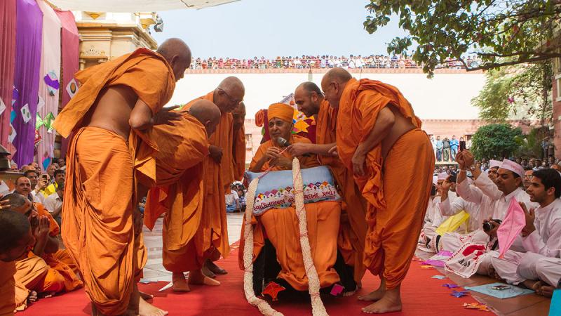  Senior sadhus honor Swamishri with a garland