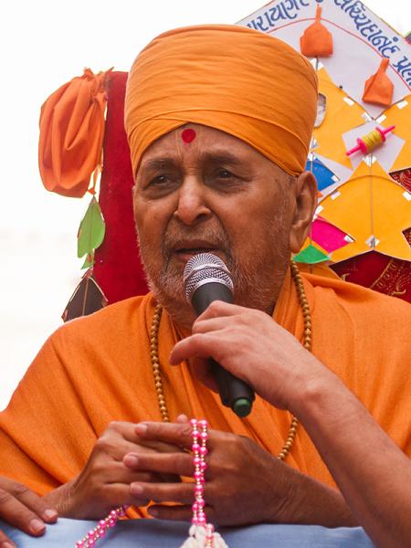  Swamishri proclaims jholi call 'Narayan Hare,  Sachhidanand Prabho...'
