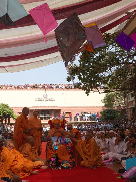  Swamishri holds the string of a kite
