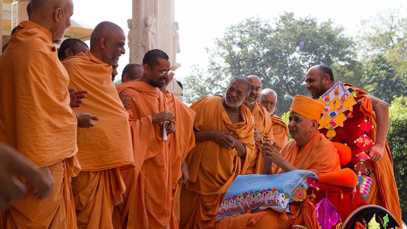 Swamishri greets sadhus