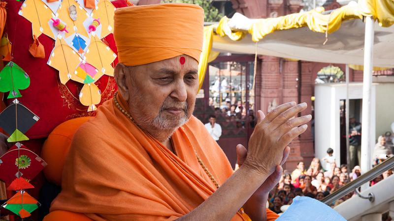  Swamishri greets devotees with 'Jai Swaminarayan'