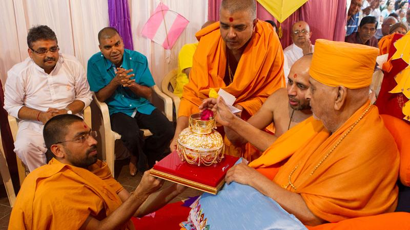  Swamishri sanctifies a kalash