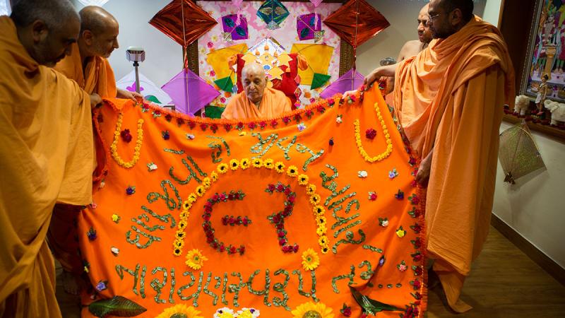Sadhus honor Swamishri with garlands and shawls