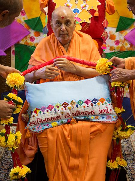 Sadhus honor Swamishri with garlands and shawls