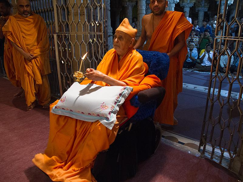  Swamishri performs Thakorji's Shayan arti