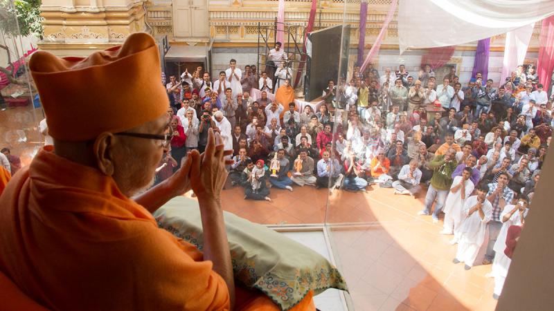  HH Pramukh Swami Maharaj arrives in the gallery at 12.12 pm