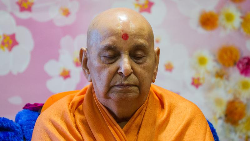  HH Pramukh Swami Maharaj performs his morning puja