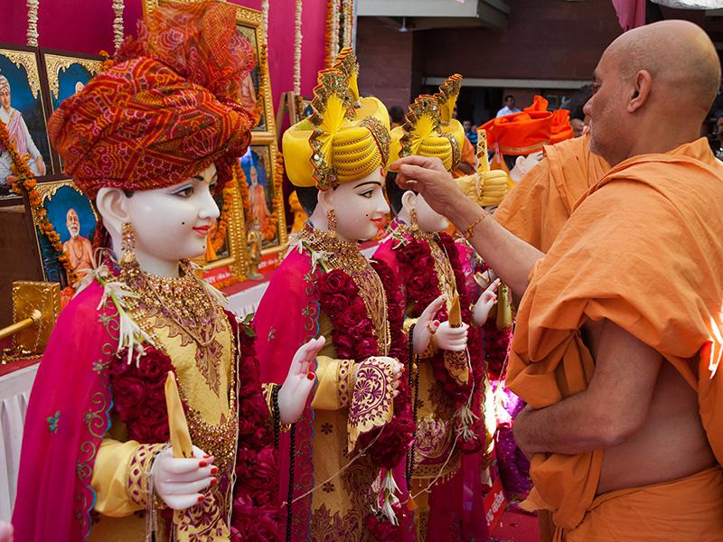  Pujya Viveksagar Swami performs pujan of murtis