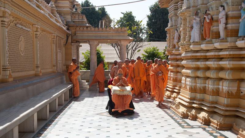  HH Pramukh Swami Maharaj arrives for Thakorji's darshan at 12:11 pm