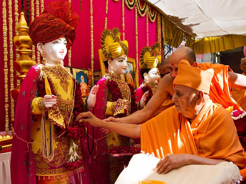  Swamishri performs pujan of murtis for Devgadh Bariya Mandir