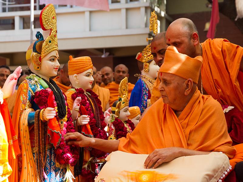  Swamishri performs pujan of murtis for Ghayaj Mandir