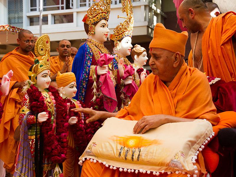  Swamishri performs pujan of murtis for Vadavi Mandir