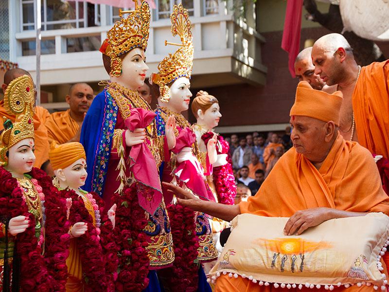  Swamishri performs pujan of murtis for Anklav Mandir
