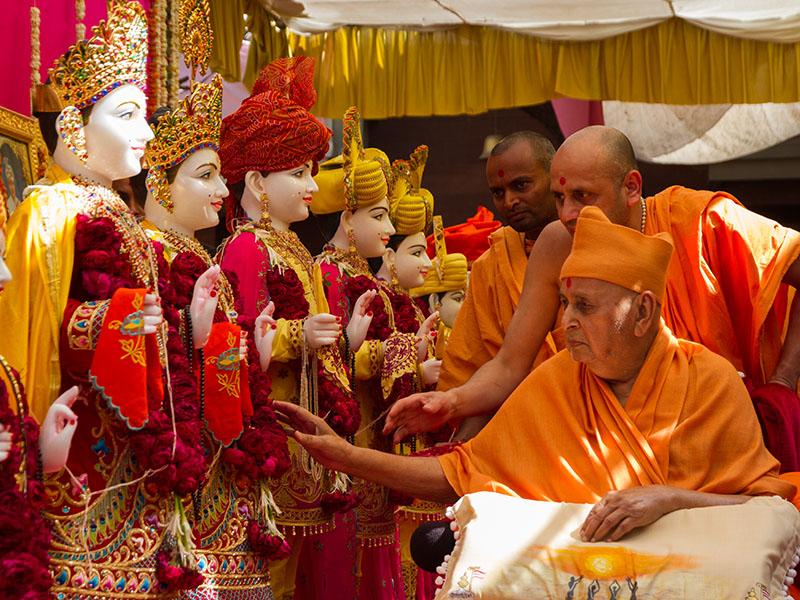  Swamishri performs pujan of murtis for Torna Mandir