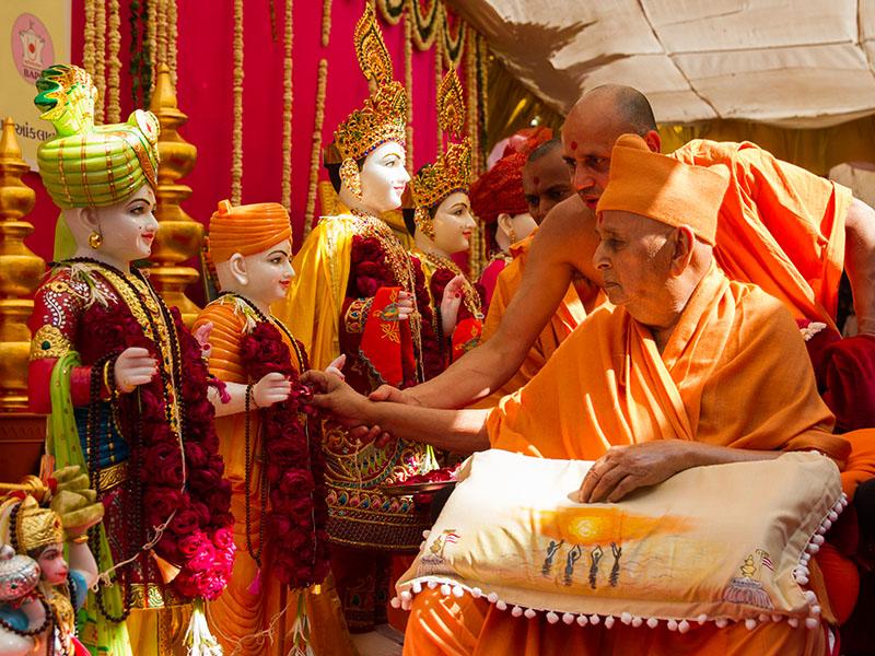  Swamishri performs pujan of murtis for Nanikhadi Mandir