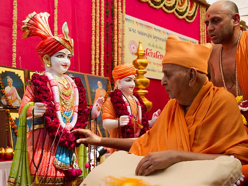  Swamishri performs pujan of murtis for Sadalvel Mandir
