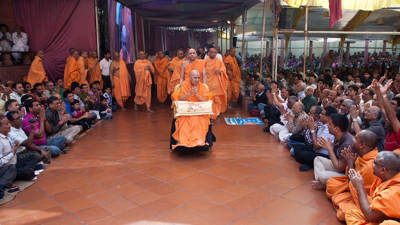  HH Pramukh Swami Maharaj arrives for Thakorji's darshan at 12:44 pm