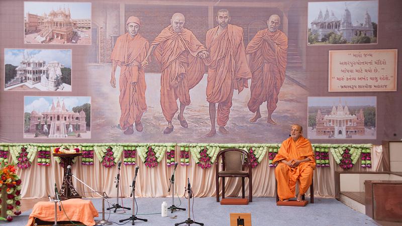 Pujya Ishwarcharan Swami delivers a discourse during the assembly