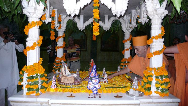 On his arrival Swamishri at Yogi Smruti Mandir