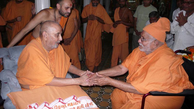 Pujya Balmukund Swami welcomes Swamishri