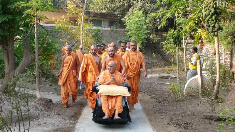 Swamishri on his way to his morning puja