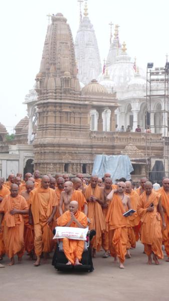 Swamishri on his way for darshan at Yogi Smruti Mandir