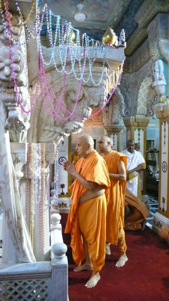 Swamishri engaged in darshan