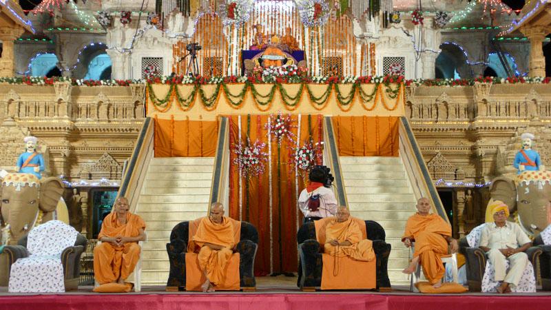Senior sadhus and Swamishri during the celebration assembly