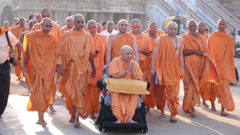Swamishri on his way for darshan to Yogi Smruti Mandir