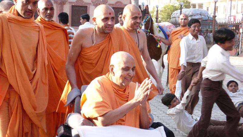 Swamishri on his way for darshan to Yogi Smruti Mandir