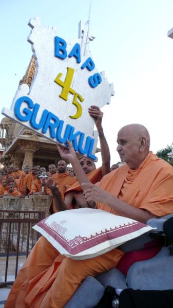 Swamishri celebrates the anniversary by releasing balloons