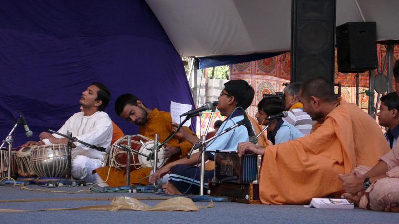 Gurukul students sing kirtans in Swamishri's puja